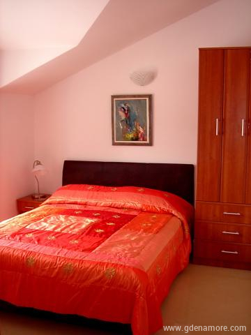 Dvosobni Apartman II sprat u Apartmani Odalović, privatni smeštaj u mestu Bijela, Crna Gora