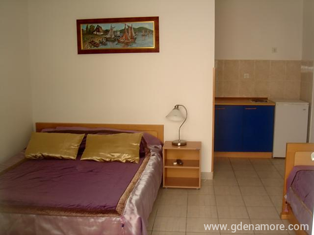 Studio Apartman I sprat u Apartmani Odalović, privatni smeštaj u mestu Bijela, Crna Gora